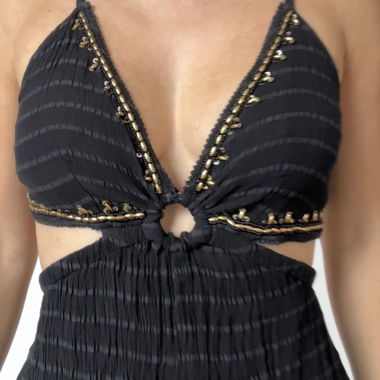 Detailreiches schwarzes Kleid
