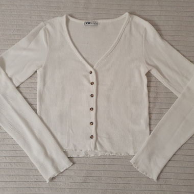 Joli t-shirt blanc manches longues côtelé boutons