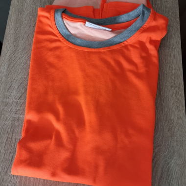 T-shirt arancione conforme alle norme svizzere