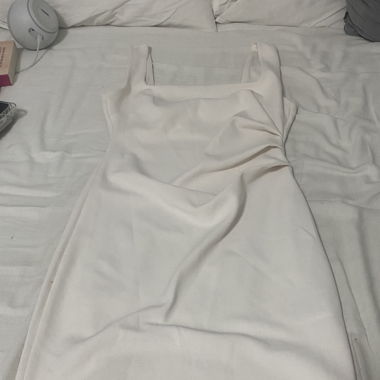 Weisses, enges Kleid