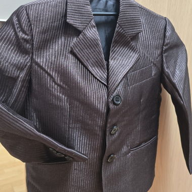 Costume à rayures brunes