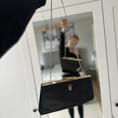 Schwarze Vintage-Clutch mit Goldkette