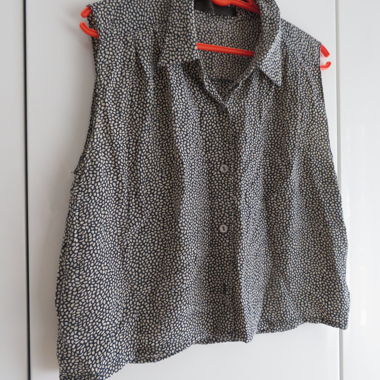 Ärmellose Bluse mit schwarz-beigem Muster