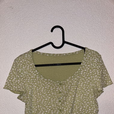 Gecropptes T-Shirt mit Blümchenmuster