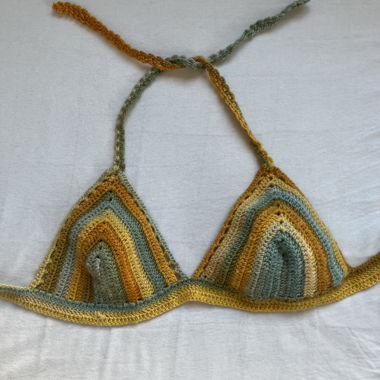 Top bikini a triangolo all'uncinetto