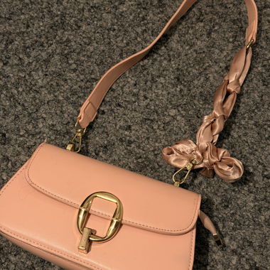 Borsa con tracolla in seta rosa
