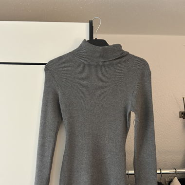 Graues Langarm Kleid