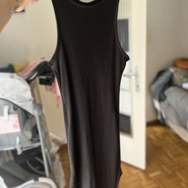 Robe sans manche noir fendu 