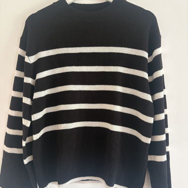 Schwarzweisser gestreifter Pullover