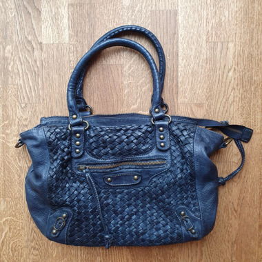 Blaue Lederasche
