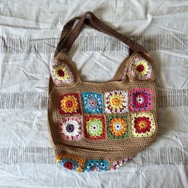 Handgemachte Häkel-Tasche mit Blumenmotiv