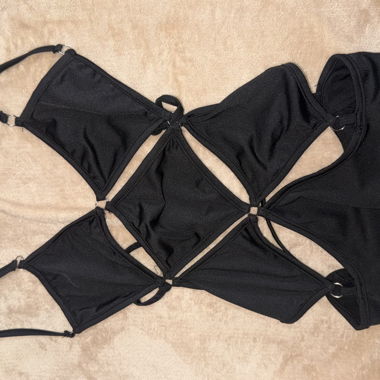 Abito nero con cut-out