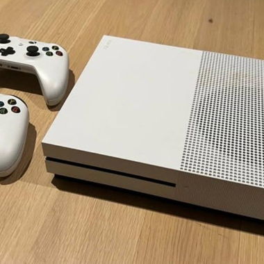 Xbox One S mit zwei Controllern