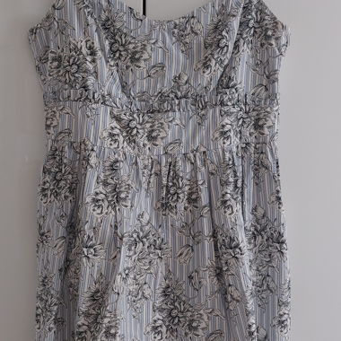 Sommerliches Kleid mit Blumenmuster