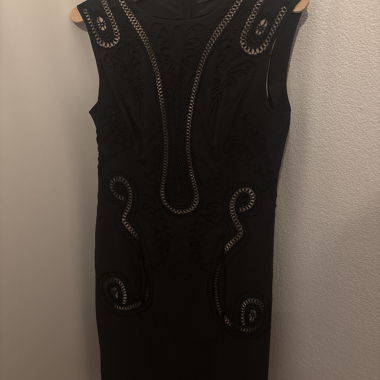 Robe sisley noir avec motif et fond couleur peau 