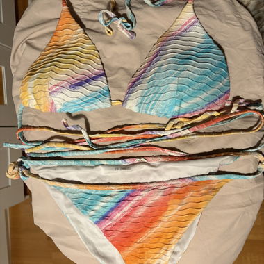 Bikini triangle coloré