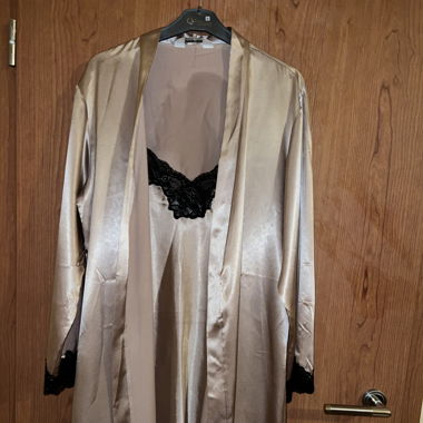Robe de chambre et chemise de nuit