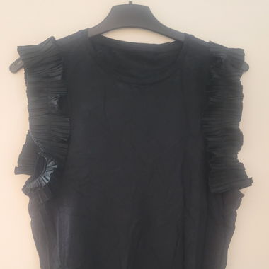 Blusa nera con volant Mango