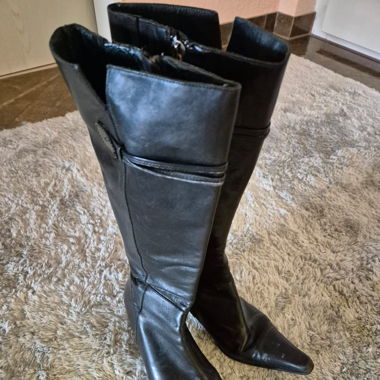 Vintage pointed boots