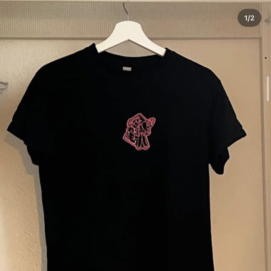 T-shirt noir brodé rose