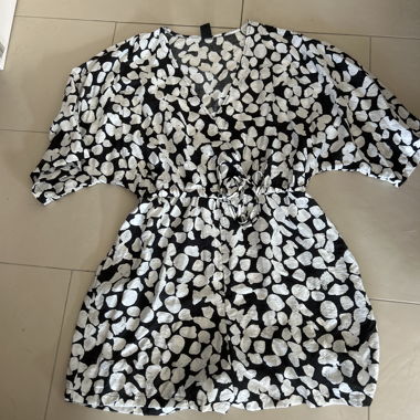 Schwarz-Overall mit weissem Muster