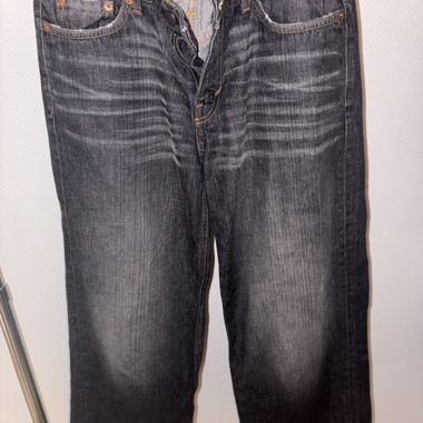 Dunkelgraue Jeans mit geradem Bein