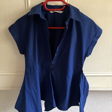 Blusa ZARA azzurra con cintura maniche a cappuccio