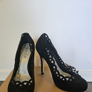 Stilettos en daim noirs ajourés 