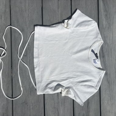 Weisses Crop Top mit Schnuerung