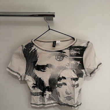 DIVIDED Women's T-Shirt XS