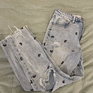 Tinseltown Distressed-Jeans mit Schmetterlingen, Grösse 5