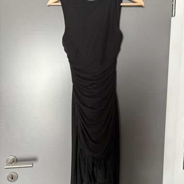 Tailliertes Kleid