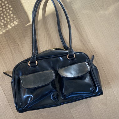 Sac à main noir en simili cuir avec éventail