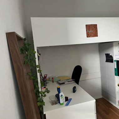 Un lit avec un bureau et une armoire attaché!