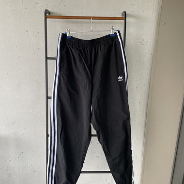 Schwarze Adidas Trainingshose mit Streifen