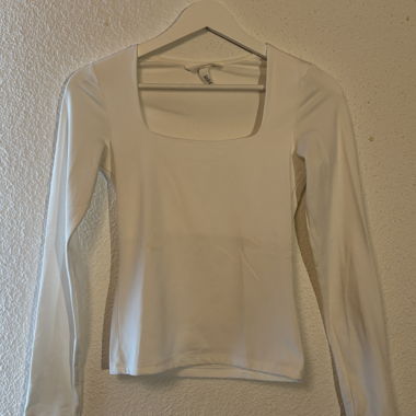 Weisses T-Shirt mit Ausschnitt