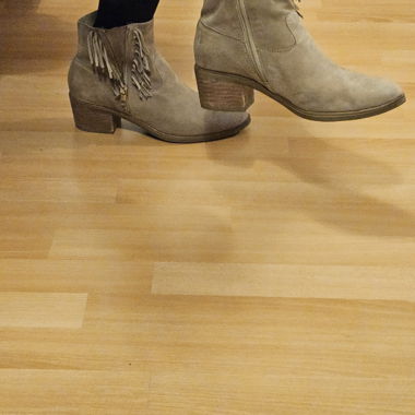 Stivaletti in camoscio beige