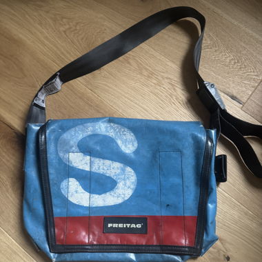 FREITAG Umhängetasche blau/rot