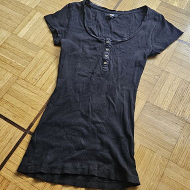 T-shirt nero a coste con bottoni