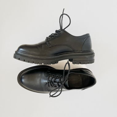 Schwarze Derbys mit dicker Sohle