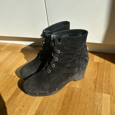 Bottes noires avec talon, similaires à des wedge-sneakers