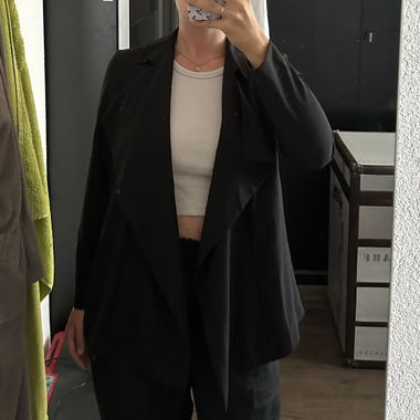 Jacke schwarz mit fliessendem Kragen/Ausschnitt