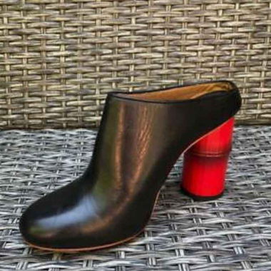 Schwarze Leder-Mules von Acne Studios – roter Bambus-Absatz