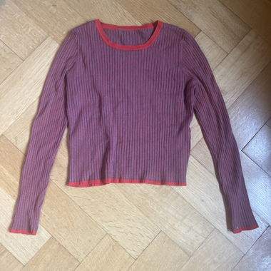 Top a coste con maniche lunghe
