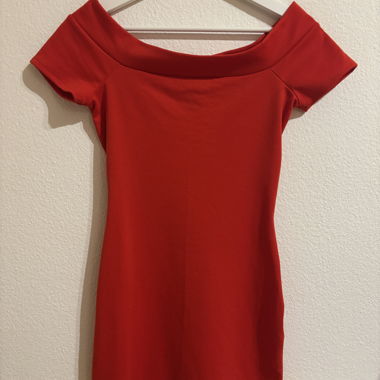 Rotes Top mit freien Schultern