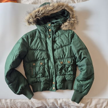 Grüne Steppjacke mit Kapuze