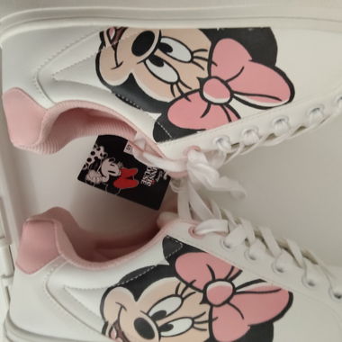 Weiße und rosafarbene Minnie-Mouse-Sneaker