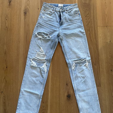 Jeans délavés clair déchirés