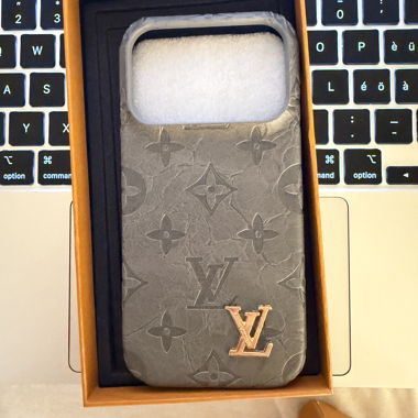 Cover grigia con logo LV (iPhone 17 Pro)