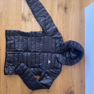 Adidas dünne Daunenjacke